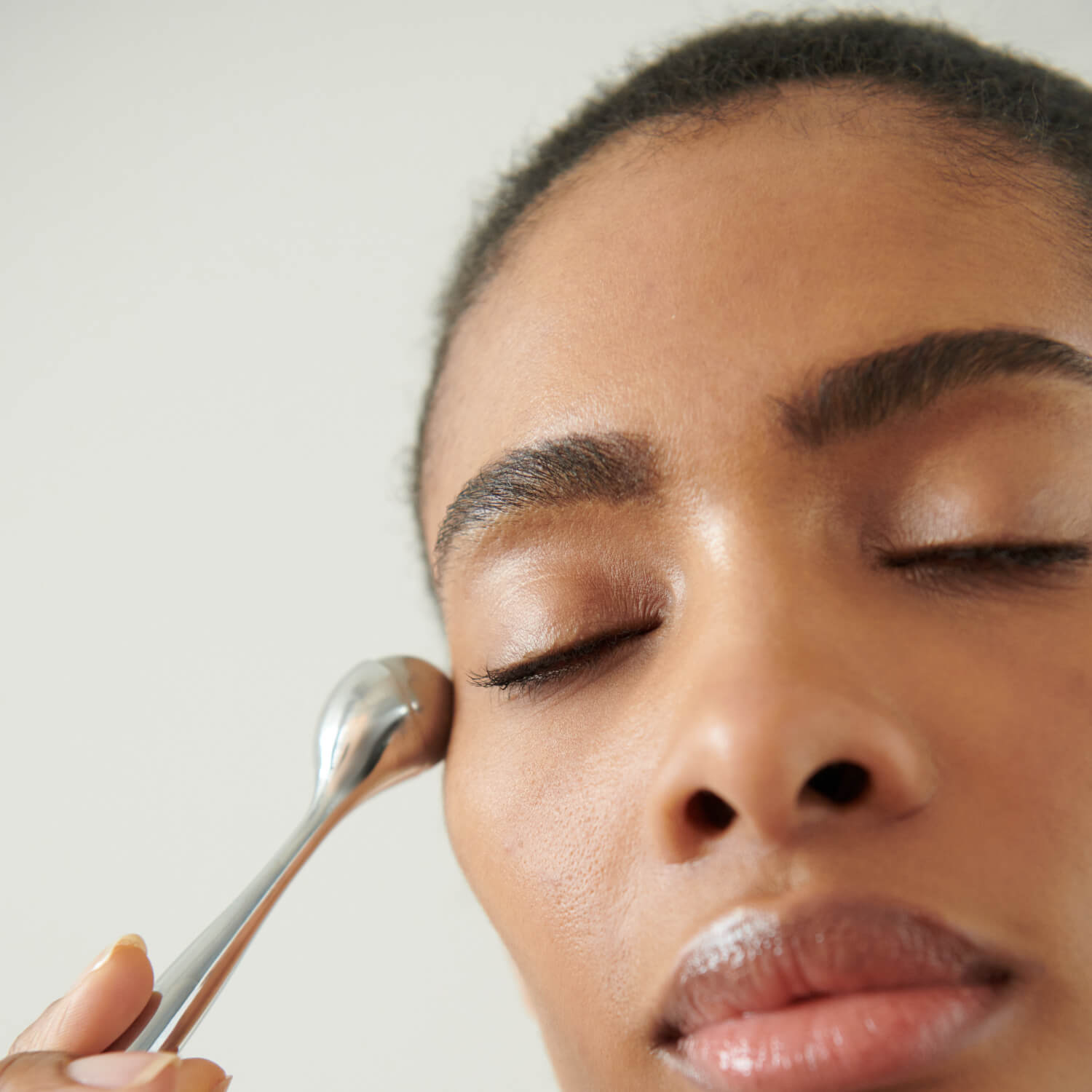 Attain Awakening Eye Wand – Cooling Stainless Steel Eye Roller